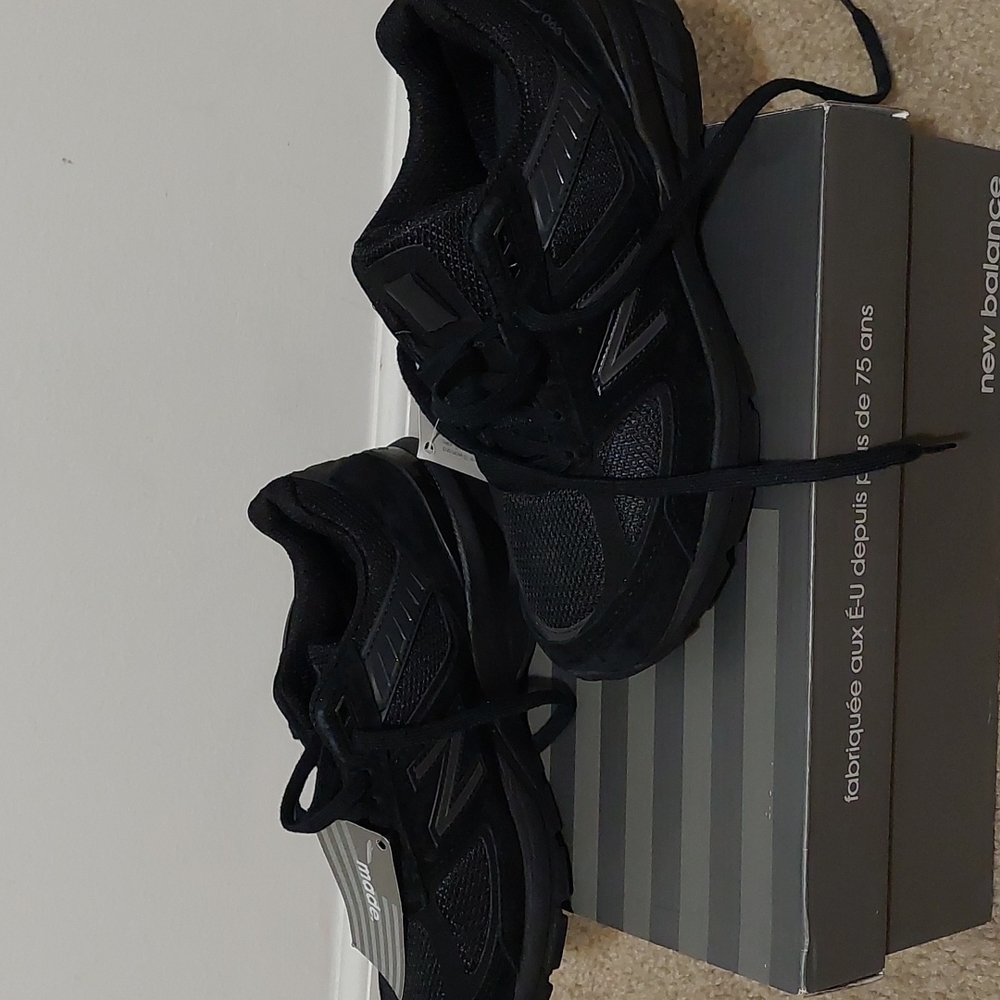 Made in USA New Balance 990v5      Triple Black Never Worn Retail $175